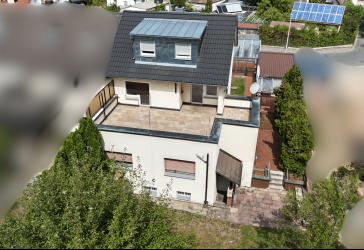 Vielseitiges Zweifamilienhaus mit Dachterrasse, großem Garten, Nebengebäude und 4 Stellplätzen