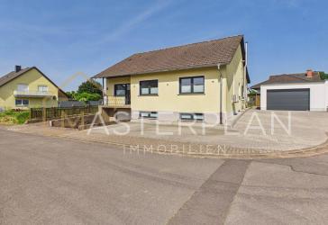 Stilvoll modernisiertes Einfamilienhaus mit Garten und vielseitigem Raumangebot