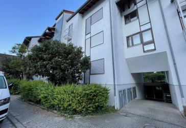 Grüne Aussicht inklusive: vermietete 3 Zimmer mit Westbalkon, TG-Stellplatz & viel Stauraum