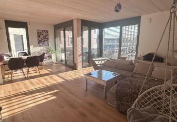 Neuwertige Wohnung in unserem HOLZ-HAUS! Lichtdurchflutete 4-Zimmer-Wohnung mit sonniger Loggia