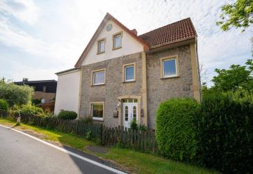 Historisches Zweifamilienhaus mit vielfältigem Potenzial und großem Gartengrundstück in Lage-Heiden