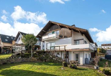 Großes Einfamilienhaus mit großem Garten, Schwimmteich und Einliegerwohnung
