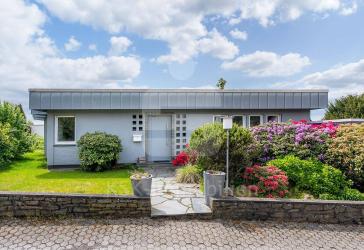 Ebenerdiges Wohnen mit Weitblick - Stilvoll modernisierter Bungalow.