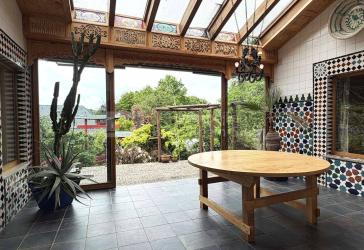 Bungalow für Liebhaber - kreatives Design, aufwendige Gartengestaltung in gefragter Waldrandlage