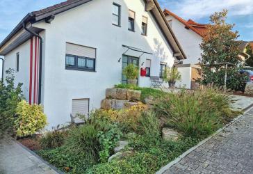 Freistehendes Wohnhaus mit Einliegerwohnung, Studio, Pool und 698 m² Grundstück