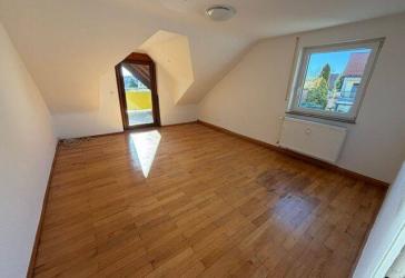 Schöne helle 4 Zim. Dachgeschoss-Wohnung mit Loggia in einem 3 Parteienhaus in Rothenburg zu vermieten!