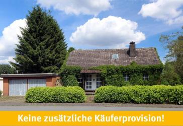 Freistehender Bungalow mit einer Einliegerwohnung, einer Doppelgarage und einem großen Garten