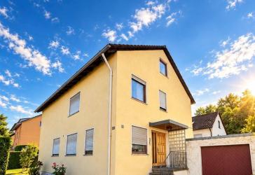 Freistehendes Einfamilienhaus mit großzügigem Garten in Erlangen