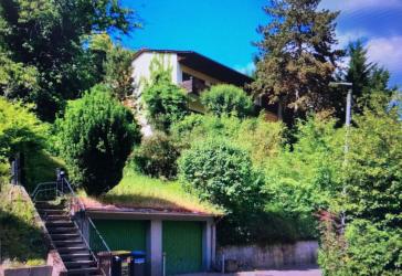 Reserviert! 2-Familienhaus, mit kleiner Einliegerwohnung und zwei Garagen, in Hanglage, Nähe Stift Neuburg