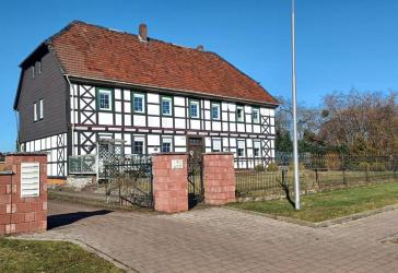 Charmantes Mehrfamilienhaus mit drei Garagen und Doppelcarport!