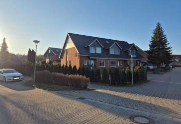 Modernisiertes Reihenendhaus mit durchdachter Raumaufteilung auf drei Ebenen