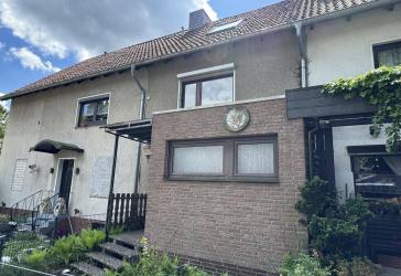 Gemütliches Reihenmittelhaus mit Garage in Thönse wartet auf Neugestaltung! Sofort bezugsfrei!