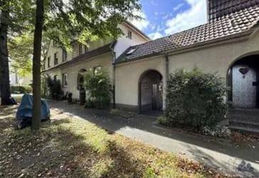 GEPFLEGTES EIN-ZWEIFAMIELIENHAUS