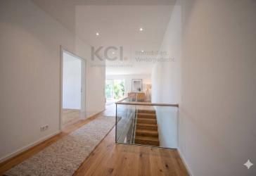 3-5 Zimmer-Wohnung mit separatem Privatbereich im Untergeschoss und großer Terrasse