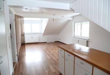Helle und ruhige 3,5-Zimmer-Dachgeschosswohnung mit wunderschöner Aussicht in Tiengen