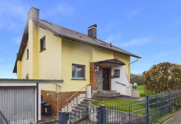 Usingen-Eschbach: Vielseitiges Wohnhaus mit Einliegerwohnung