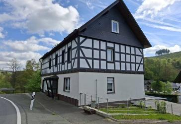 Charmanter Fachwerkstil trifft auf vielseitige Wohnmöglichkeiten