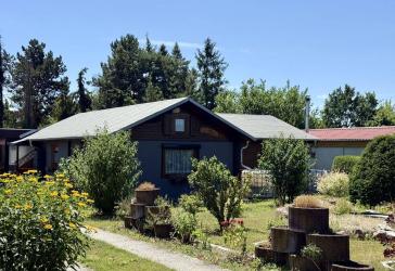 PROVISIONSFREI | Blockbohlenhaus auf über 1.000 qm: ebenerdiger Bungalow mit Garage und Gartenhaus