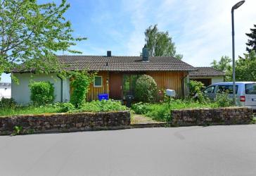 Freistehendes Einfamilienhaus mit Garten, Garage und Einliegerwohnung