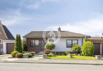 Horneburg: Großartiger Bungalow mit 2 Garagen und Gartenhaus
