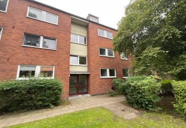 Frisch renovierte 2,5 Zimmer-Wohnung mit Balkon und Tageslichtbad mit Wanne