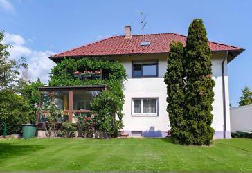 !! Freistehendes Zweifamilienhaus mit vielseitigen Nutzungsmöglichkeiten in Schwaig b. Nürnberg !!