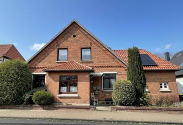 Großzügiges Dreiparteienhaus mit Entwicklungspotenzial auf weitläufigem Grundstück in Wennigsen!