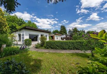 ZWEI Bungalows plus Baugrundstück in guter Lage !