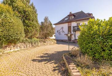Sanierungsprojekt mit Potenzial: Dreifamilienhaus + Nebengebäude auf einem 1.431 m² großen Areal