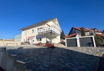 !Einfamilienhaus mit Einliegerwohnung und Doppelgarage!