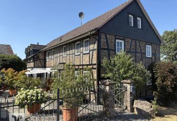 Bad Honnef-Aegidienberg- Tolles Dreifamilienhaus mit separatem Haupthaus in exzellentem Zustand!