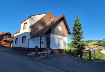 Freistehendes, vollunterkellertes Wohnhaus mit unverbaubarer Fernsicht