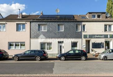 Ein Zuhause mit unzähligen Möglichkeiten: Kernsaniertes EFH mit 7 Garagen, EBK und PV-Anlage
