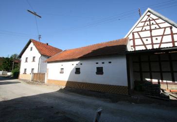 Anwesen mit großzügigem Innenhof und vielseitigen Nebengebäuden in Zimmerau