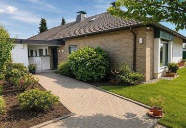 Großzügiges freistehendes Einfamilienhaus mit Doppelgarage in bester Wohnlage von Leichlingen