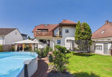 Wohnen ohne Kompromisse - besonderes Zweifamilienhaus in Florstadt mit privater Gartenoase