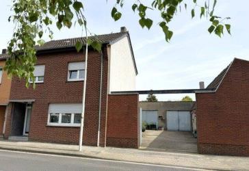 Auch ideal für den Handwerker: Einfamilienhaus mit Innenhof, Garagen und Hallenflächen
