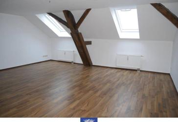 Individuelle und zentral gelegene Dachgeschoss-Wohnung mit offener Küche!