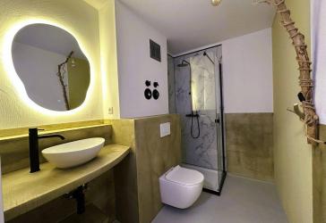 Hochwertig renoviert: 2,5 Zimmer-Wohnung mit Terrasse und Stellplatz