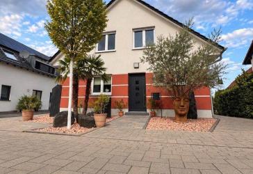 Neuwertiges Haus mit Pool in verkehrsberuhigter Straße