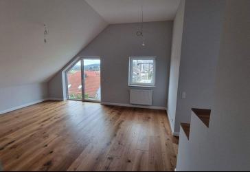 Erstbezug 3,5-Zimmer Dachgeschosswohnung mit wunderschöner Aussicht