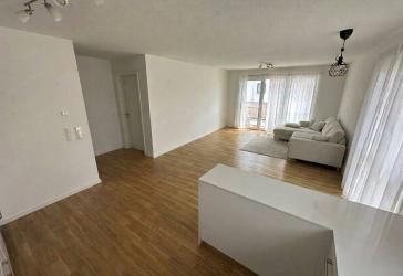 Neuwertige 4-Zimmer-Familienwohnung mit Balkon, EBK, Aufzug & 2 TG-Stellplätzen – befristete Untermiete