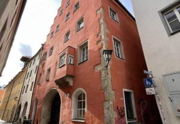 Rendite 3,86%! Vermietete 4-Zi. Maissonette-Wohnung mit Galerie in der Altstadt von Regensburg