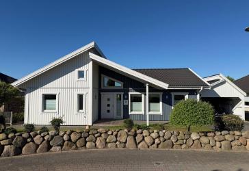 Skandinavisches Urlaubsgefühl als Zuhause: Lichtdurchfluteter, ebenerdiger Bungalow in Südwestlage