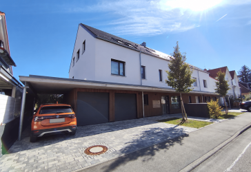 Moderne 3 Zimmer Wohnung, 78 qm mit Terasse, Garten und Carport