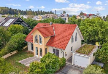 Wohnen mit WOW-Effekt: Exklusives KfW-60-Einfamilienhaus mit Gartenidylle, Glaskamin & Wärmepumpe