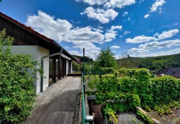 EINFAMILIENHAUS MIT EINLIEGERWOHNUNG IN SÜDHANGLAGE