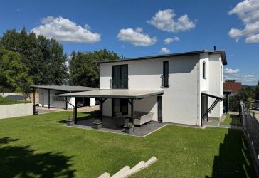 Modernes Einfamilienhaus mit großer Garage in Brüel