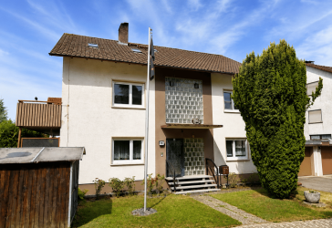 Großzügiges Dreifamilienhaus, Garten und Doppelgarage