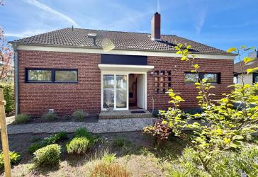 Stilvolles und großzügiges Einfamilienhaus mit zeitloser Architektur in beliebter Wohnlage